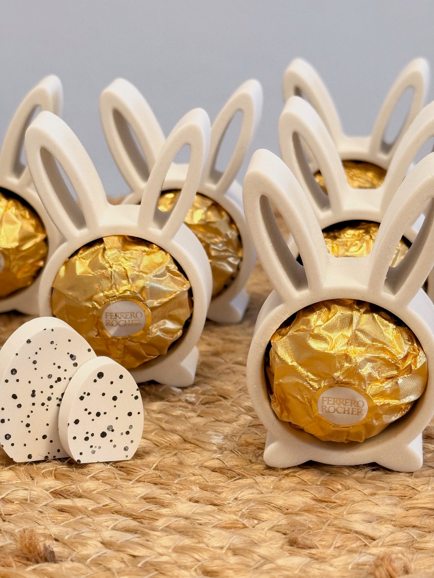 Deko-Osterhase aus Keraflott – Perfekt als Schokohalter oder Serviettenring 🐰✨