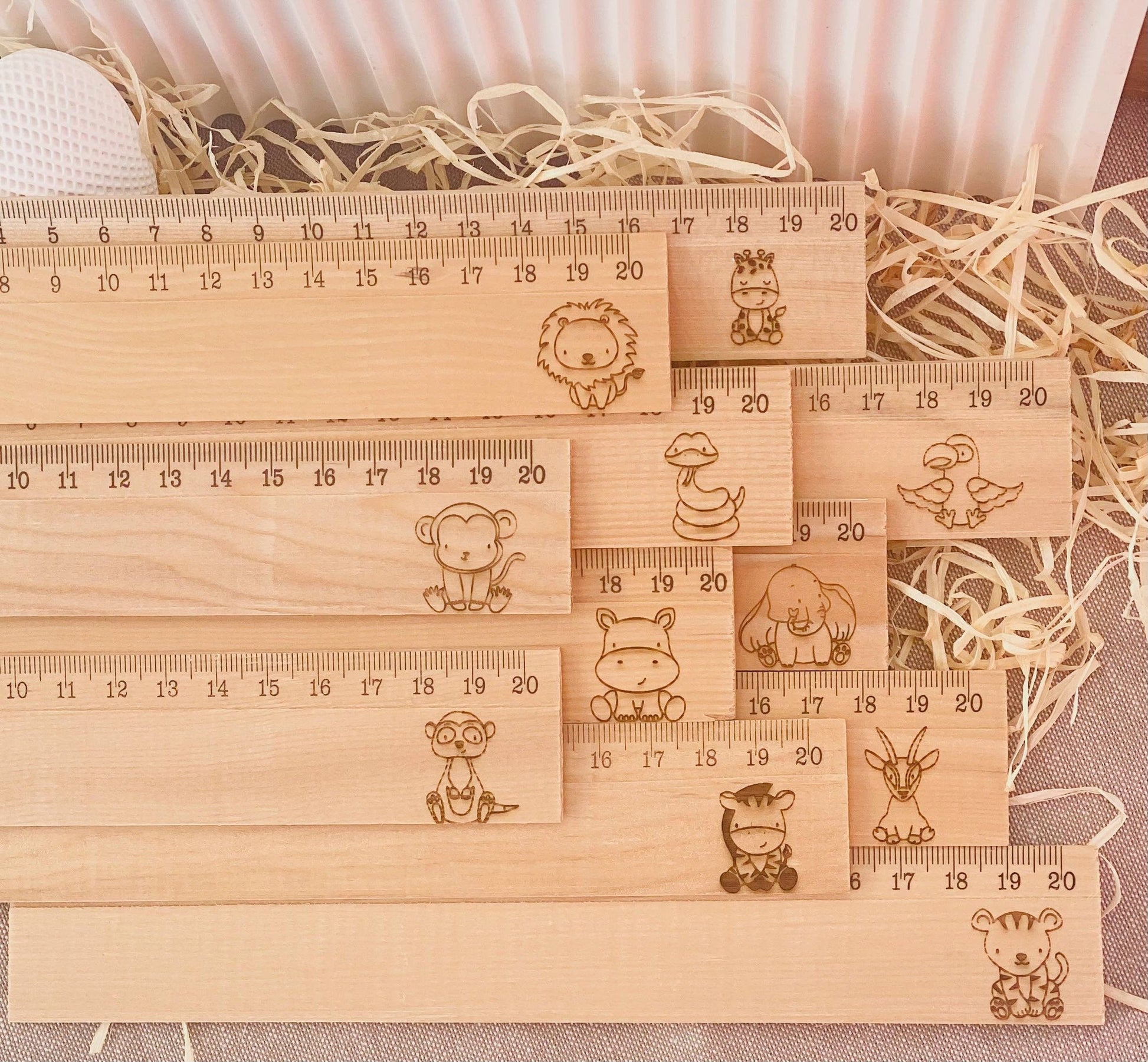 Personalisiertes Holz-Lineal zum Schulanfang - Einzigartiges Geschenk mit Tiermotiven und Namen