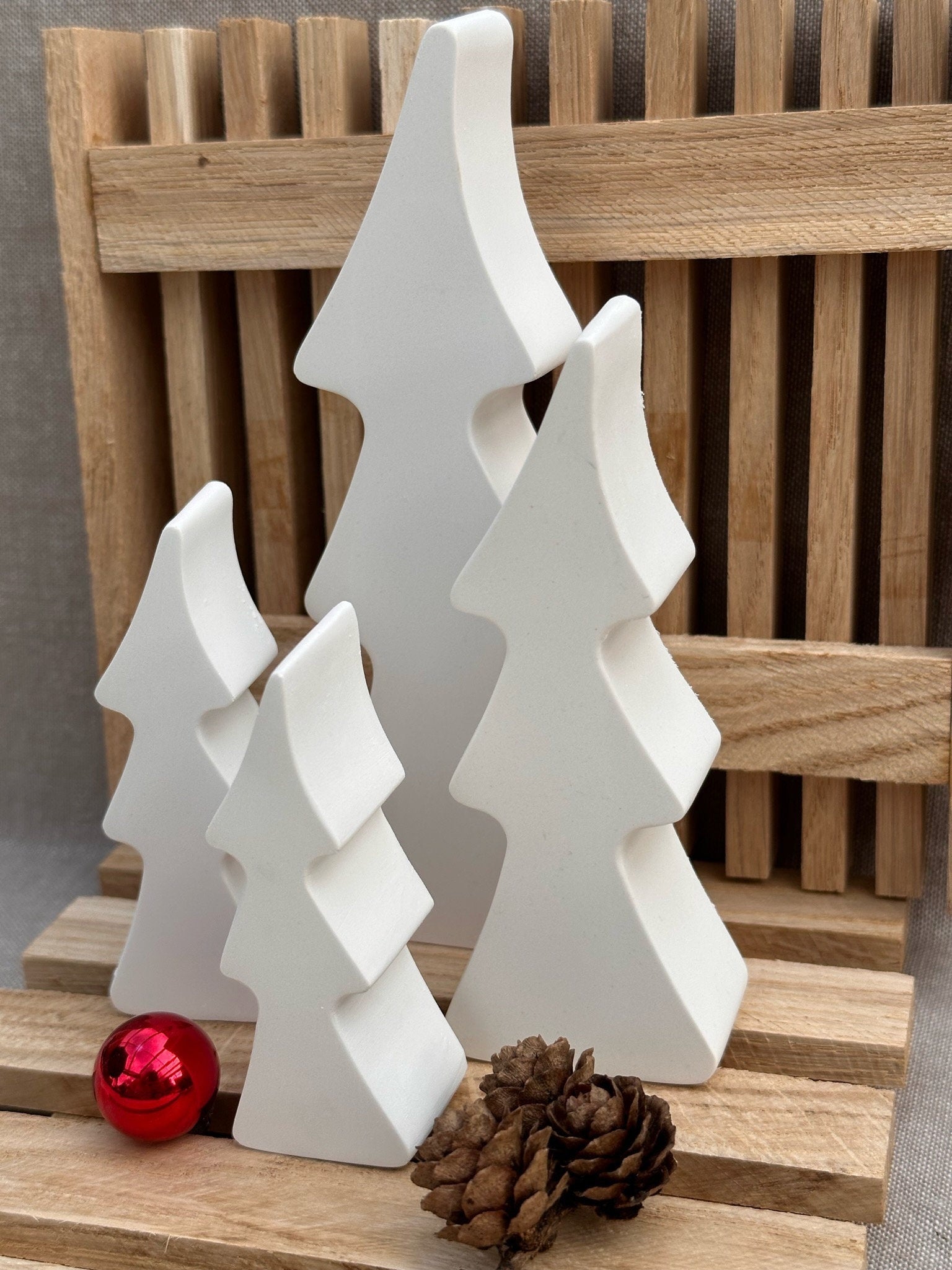 Hygge Weihnachtszauber: Handgefertigte Keraflott Tannenbäume im Set, Scandi, Nordisch, Weihnachtsdeko
